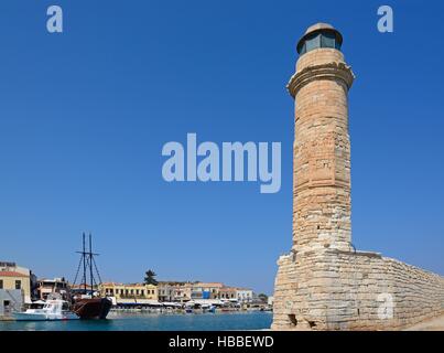 Blick auf den Hafen und Leuchtturm, Rethymno, Kreta, Griechenland, Europa. Stockfoto