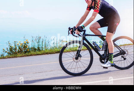 Junge Männer waren Übung am Morgen auf der Straße Radfahren. Stockfoto