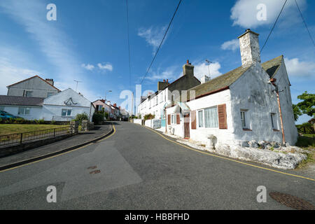 Moelfre Fischerdorf und RNLI basieren auf der Küste von Anglesey North Wales Nachschlagen von der Straße auf dem Weg aus dem Dorf. Stockfoto