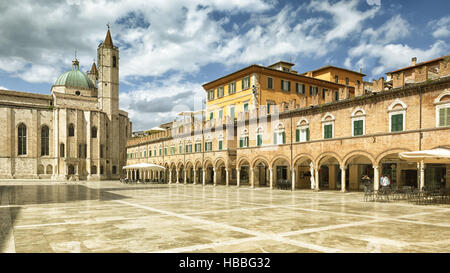 Piazza del Popolo in Ascoli Piceno, Italien Stockfoto