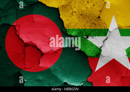 Flaggen von Bangladesh und Myanmar auf rissige Wand gemalt Stockfoto