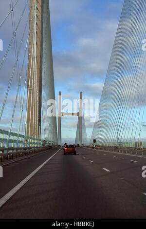 Blick durch einen Bogen in Richtung der walisischen Seite Bogen auf der Severn-Brücke zeigt alle drei Fahrspuren und unterstützt Kabel Draht Stockfoto