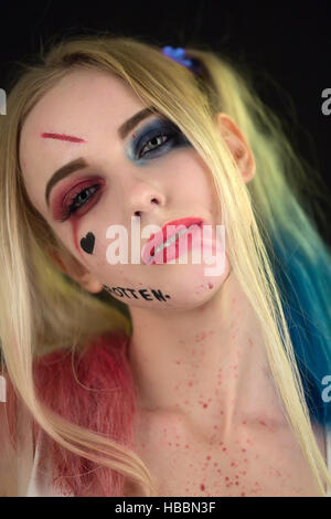 Cosplayer Mädchen Harley Quinn Halloween-Kostüm Stockfoto