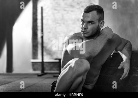 Gut aussehend brutaler Mann, ruhen Sie sich nach dem Training Stockfoto