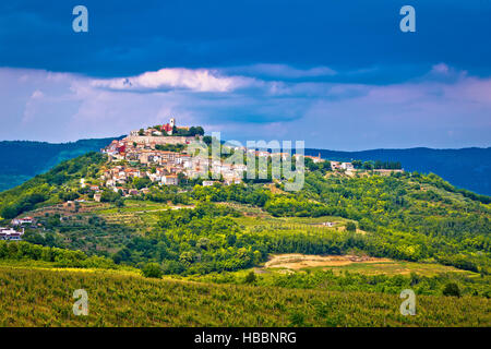 Stadt Motovun auf malerischen Hügel Stockfoto