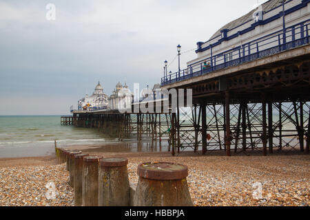 Eastbourne, England - 20. Mai. 2012. Berühmte Eastbourne Pier und Strand im bewölkten Tag. East Sussex, England, UK. Eastbourne ist eine große Stadt, am Meer resor Stockfoto