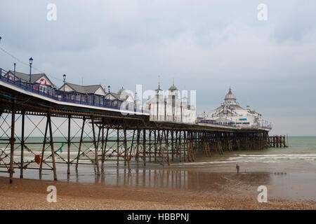 Eastbourne, England - 20. Mai. 2012. Berühmte Eastbourne Pier und Strand im bewölkten Tag. East Sussex, England, UK. Eastbourne ist eine große Stadt, am Meer resor Stockfoto