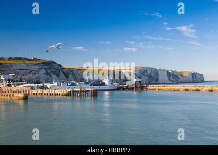 Dover, England-Juli 9,2013: Kreidefelsen und Dover Hafen entlang der Küste der englischen Kanal. Der Hafen von Dover ist der nächste englische Hafen nach Frankreich, ein Stockfoto