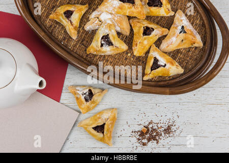 Tee, Brötchen mit Marmelade Stockfoto