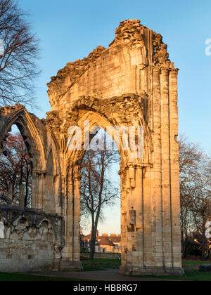 Die Ruine der St. Marys Abbey bei Sonnenuntergang im Museum Gärten an der York Yorkshire in England Stockfoto