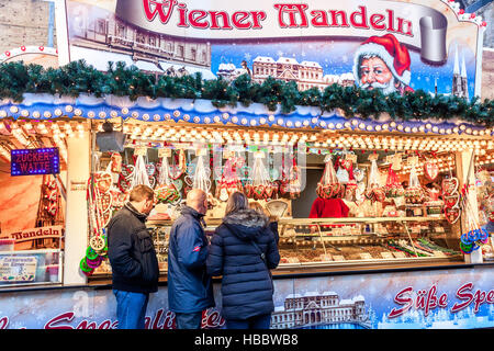 Weihnachtliche Stimmung und Verkaufsstände am Kurfürstendamm, Breitscheidplatz, Berlin, Deutschland Stockfoto