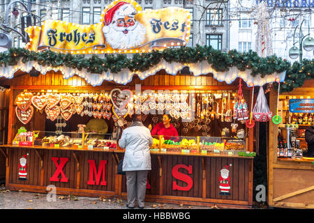 Weihnachtliche Stimmung und Verkaufsstände am Breitscheidplatz, Charlottenburg, Kurfürstendamm, Berlin, Deutschland Stockfoto