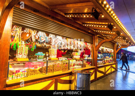 Weihnachtliche Stimmung und Verkaufsstände am Potsdamer Platz, Berlin, Deutschland Stockfoto