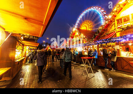 Berlin Weihnachtsmarkt Atmosphäre und Verkaufsstand am Alexanderplatz, Berlin, Deutschland Berlin City people Weihnachtsmarkt Berlin Deutschland Stockfoto