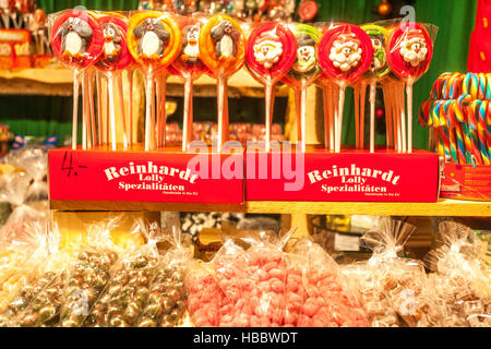 Weihnachtliche Stimmung und Verkaufsstände am Alexanderplatz, Lutscher zu verkaufen, Berlin, Deutschland Stockfoto