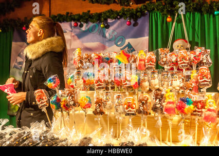 Weihnachtliche Stimmung und Verkaufsstände am Alexanderplatz, Lutscher zu verkaufen, Berlin, Deutschland Stockfoto