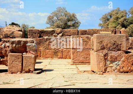 Blick auf die Säule Cyrpt Gebäude innerhalb der minoischen Malia Ruinen Ausgrabungsstätte, Malia, Kreta, Griechenland, Europa. Stockfoto