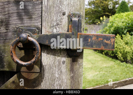 Rostige alte Tor-Verriegelung Stockfoto