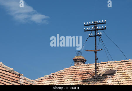 Elektrische Säule auf Ziegeldach Stockfoto