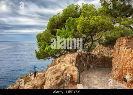 Pflasterweg auf einer Klippe entlang Mittelmeer in Tossa de Mar, Costa Brava, Katalonien, Spanien Stockfoto