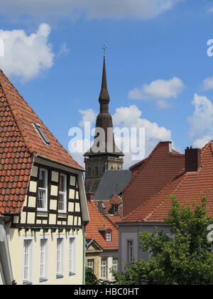Rote Ziegeldächer auf Häuser in Osnabrück, Deutschland Stockfoto
