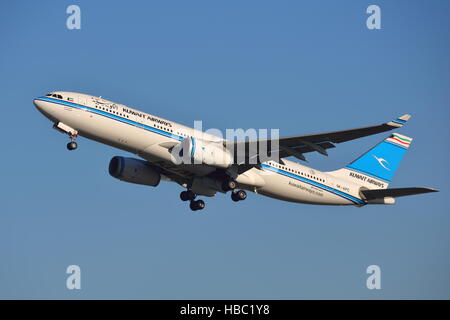 Kuwait Airways Airbus A330-200 9K-APC ausgehend von London Heathrow Airport, Großbritannien Stockfoto