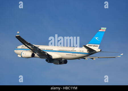 Kuwait Airways Airbus A330-200 9K-APC ausgehend von London Heathrow Airport, Großbritannien Stockfoto