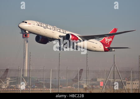 Virgin Atlantic-Boeing 787-9 G-VNEU Dreamliner ausgehend von London Heathrow Airport, Großbritannien Stockfoto