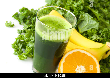 Smoothie mit Grünkohl, Banane und Orange isoliert auf weißem Hintergrund Stockfoto