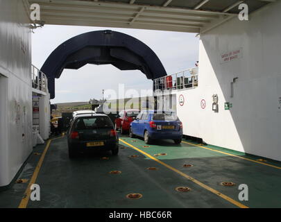 Autos auf mv bigga Anreisen gutcher Yell, shetland Schottland juni 2014 Stockfoto