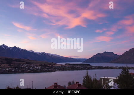 Rosa Wolken über Lake Wakatipu Queenstown Stockfoto