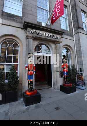 Weihnachtsdekoration außen Eingang zum Apex Hotels Edinburgh Schottland Dezember 2016 Stockfoto