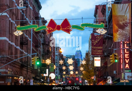 Das Empire State Building gesehen von Mulberry Street in Little Italy vor Weihnachten Stockfoto