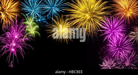 Wunderschönen bunten Feuerwerk auf schwarzem Hintergrund mit Textfreiraum, ideal für Silvester oder andere feste Stockfoto