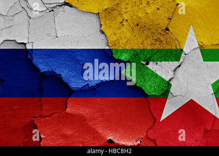 Flagge von Russland und Myanmar auf rissige Wand gemalt Stockfoto