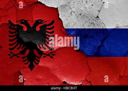 Flagge von Albanien und Russland auf rissige Wand gemalt Stockfoto