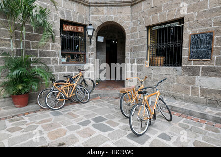 Manila, Philippinen - 30. November 2016: Bamboo Bikes Vermietung für Touristen in Casa Manila bei Intramuros, die alten kolonialen Stadtteil von Manila, Philip Stockfoto