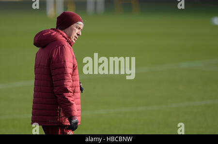 München, Deutschland. 5. Dezember 2016. Trainer Carlo Ancelotti des FC Bayern München kommt in der letzten Trainingseinheit an der Saebener Straße in München, Deutschland, 5. Dezember 2016. FC Bayern München trifft sich mit Atletico Madrid in der Champions League-Finale des Jahres auf der 6. Dezember 2016. Foto: Andreas Gebert/Dpa/Alamy Live-Nachrichten Stockfoto