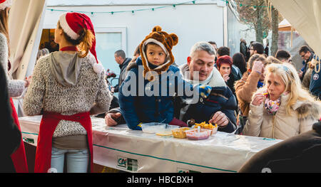 Beaulieu Sous La Roche, Frankreich... 4. Dezember 2016. Traditioneller Weihnachtsmarkt mit hölzernen Ständen. Eine Familie isst Chips in einem kleinen Markt Zelt Credit: Clemens MANTION Pierre-Olivier/Alamy Live News Stockfoto