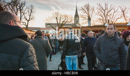 Beaulieu Sous La Roche, Frankreich... 4. Dezember 2016. Traditioneller Weihnachtsmarkt mit hölzernen Ständen. Öffentlichen zu Fuß in der Mitte des Marktes angeboten Stände oder sind verschiedene traditionelle Speisen und Souvenirs Credit: Clemens MANTION Pierre-Olivier/Alamy Live News Stockfoto