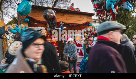 Beaulieu Sous La Roche, Frankreich. 4. Dezember 2016. Traditioneller Weihnachtsmarkt mit hölzernen Ständen. Eine kleine Holzhütte oder verkauft Santa Hüte und Luftballons Credit: Clemens MANTION Pierre-Olivier/Alamy Live News Stockfoto