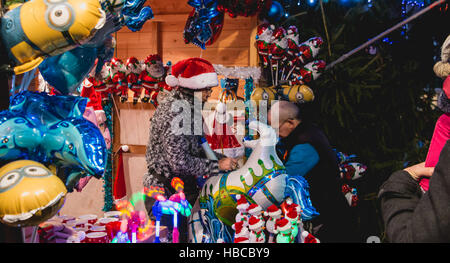 Beaulieu Sous La Roche, Frankreich. 4. Dezember 2016. Traditioneller Weihnachtsmarkt mit hölzernen Ständen. Eine kleine Holzhütte oder verkauft Santa Hüte und Luftballons Credit: Clemens MANTION Pierre-Olivier/Alamy Live News Stockfoto