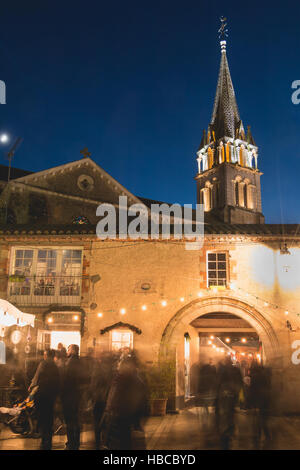 Beaulieu Sous La Roche, Frankreich. -4. Dezember 2016: traditioneller Weihnachtsmarkt mit hölzernen Ständen. Ort der Kirche wo installierten kleine traditionellen Holzhütten sind wo verschiedene Souvenirs und Geschenke für Weihnachten verkauft werden Stockfoto