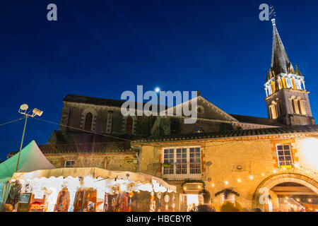 Beaulieu Sous La Roche, Frankreich. -4. Dezember 2016: traditioneller Weihnachtsmarkt mit hölzernen Ständen. Ort der Kirche wo installierten kleine traditionellen Holzhütten sind wo verschiedene Souvenirs und Geschenke für Weihnachten verkauft werden Stockfoto