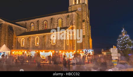 Beaulieu Sous La Roche, Frankreich. 4. Dezember 2016. traditioneller Weihnachtsmarkt mit hölzernen Ständen. Ort der Kirche wo installierten kleine traditionellen Holzhütten sind wo verschiedene Souvenirs und Geschenke für Weihnachten verkauft werden Stockfoto