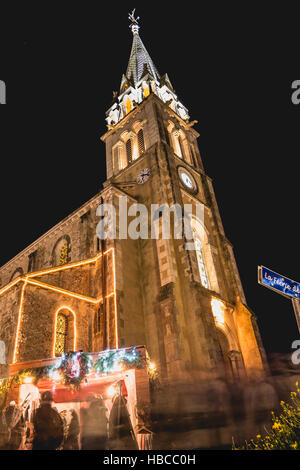 Beaulieu Sous La Roche, Frankreich. 4. Dezember 2016. traditioneller Weihnachtsmarkt mit hölzernen Ständen. Ort der Kirche wo installierten kleine traditionellen Holzhütten sind wo verschiedene Souvenirs und Geschenke für Weihnachten verkauft werden Stockfoto