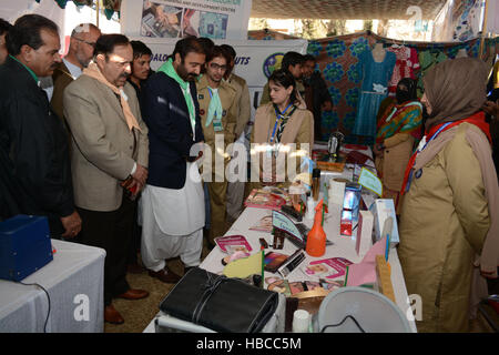 Quetta, Pakistan. 5 Dez, 2016. Provincial Minister für Sport und Kultur Herr Mujeeb Ur Rehman Muhammad Hassani, provinziellen Staatssekretär für innere Angelegenheit der Regierung von Belutschistan Akbar Hussain Durrani, Direktor für Jugend Affäre Mohammed Afzal Sulehri und anderen den Besuch der Stände während der Zeremonie der Welt freiwilligen Tag. Von scouts Youth Council in Zusammenarbeit mit verschiedenen sozialen Organisation auf Dezember 05-2016 an Pfadfinder verband in Quetta, Pakistan. Credit: Din Muhammad Watanpaal/ZMA Fotos/Alamy leben Nachrichten Stockfoto