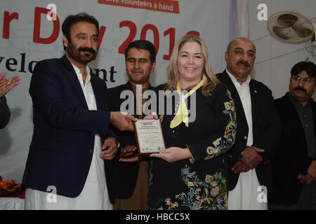 Quetta, Pakistan. 5 Dez, 2016. Provincial Minister für Sport und Kultur Herr Mujeeb Ur Rehman Muhammad Hassani, Schild zu ausländischen Delegierten während der Zeremonie der Welt freiwilligen Tag. Von scouts Youth Council in Zusammenarbeit organisiert mit unterschiedlichen sozialen Organisation auf Dezember 05-2016 an Pfadfinder verband in Quetta, Pakistan. Credit: Din Muhammad Watanpaal/ZMA Fotos/Alamy leben Nachrichten Stockfoto