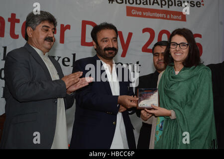 Quetta, Pakistan. 5 Dez, 2016. Provincial Minister für Sport und Kultur Herr Mujeeb Ur Rehman Muhammad Hassani, Schild zu ausländischen Delegierten während der Zeremonie der Welt freiwilligen Tag. Von scouts Youth Council in Zusammenarbeit organisiert mit unterschiedlichen sozialen Organisation auf Dezember 05-2016 an Pfadfinder verband in Quetta, Pakistan. Credit: Din Muhammad Watanpaal/ZMA Fotos/Alamy leben Nachrichten Stockfoto