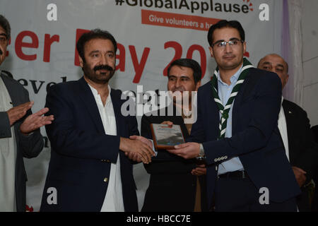 Quetta, Pakistan. 5 Dez, 2016. Provincial Minister für Sport und Kultur Herr Mujeeb Ur Rehman Muhammad Hassani, Schild, Koordinator Pfadfinder Jugend Rat Herrn Talat Jahan während der Zeremonie der Welt freiwilligen Tag. Von scouts Youth Council in Zusammenarbeit organisiert mit unterschiedlichen sozialen Organisation auf Dezember 05-2016 an Pfadfinder verband in Quetta, Pakistan. Credit: Din Muhammad Watanpaal/ZMA Fotos/Alamy leben Nachrichten Stockfoto